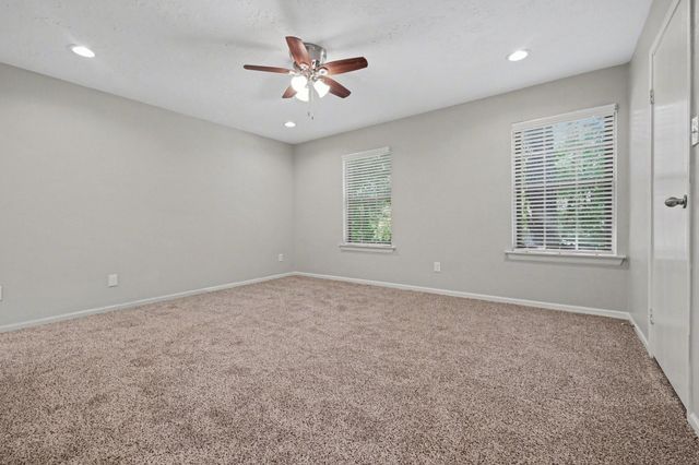 34 E Wandering Oak Drive, The Woodlands, TX 77381