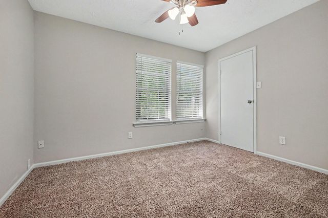 34 E Wandering Oak Drive, The Woodlands, TX 77381