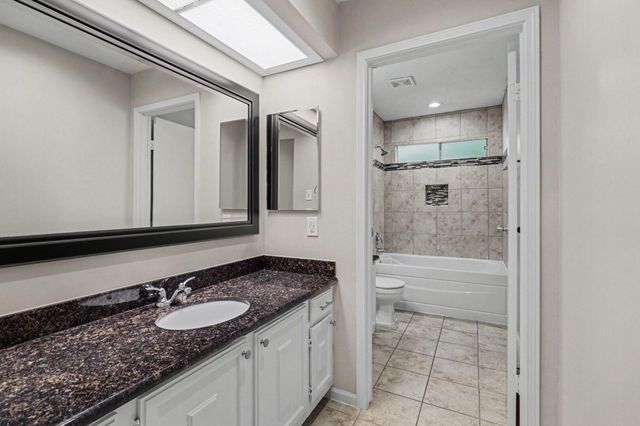 34 E Wandering Oak Drive, The Woodlands, TX 77381