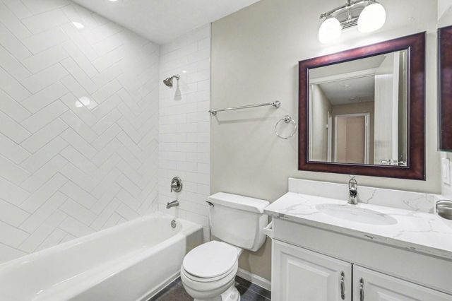 34 E Wandering Oak Drive, The Woodlands, TX 77381