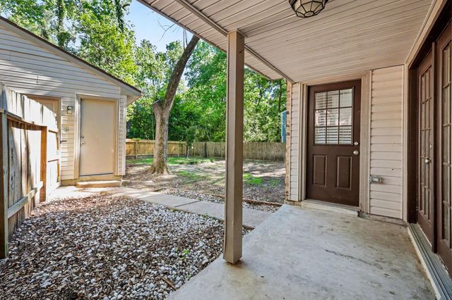 34 E Wandering Oak Drive, The Woodlands, TX 77381