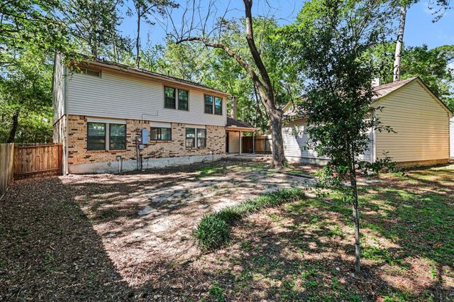 34 E Wandering Oak Drive, The Woodlands, TX 77381