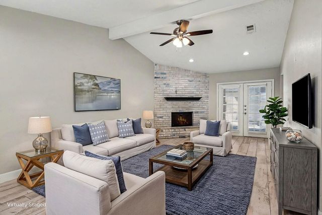 34 E Wandering Oak Drive, The Woodlands, TX 77381