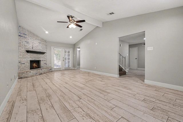 34 E Wandering Oak Drive, The Woodlands, TX 77381