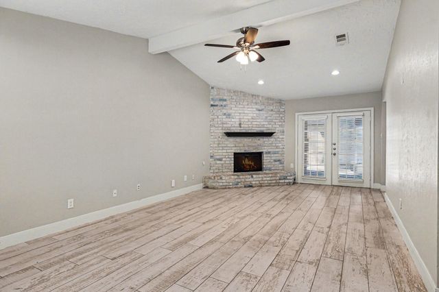 34 E Wandering Oak Drive, The Woodlands, TX 77381