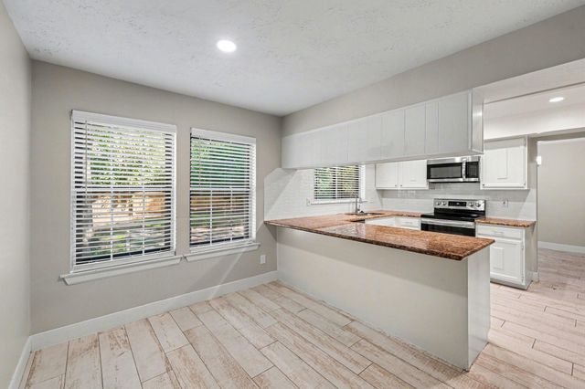 34 E Wandering Oak Drive, The Woodlands, TX 77381