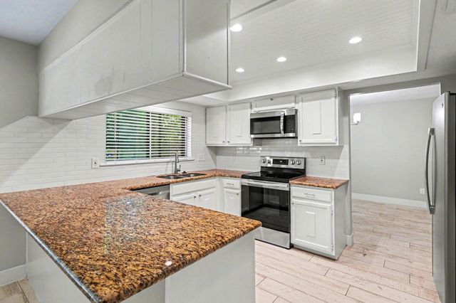 34 E Wandering Oak Drive, The Woodlands, TX 77381