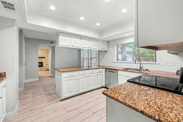 34 E Wandering Oak Drive, The Woodlands, TX 77381