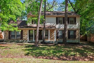 34 E Wandering Oak Drive, The Woodlands, TX 77381