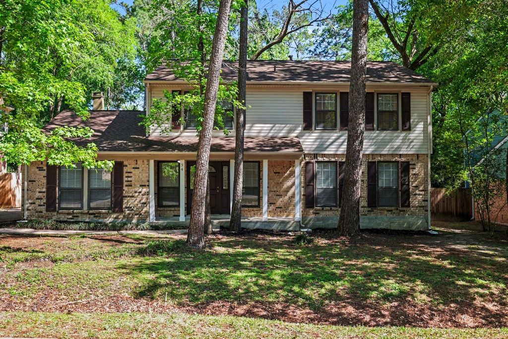 34 E Wandering Oak Drive, The Woodlands, TX 77381