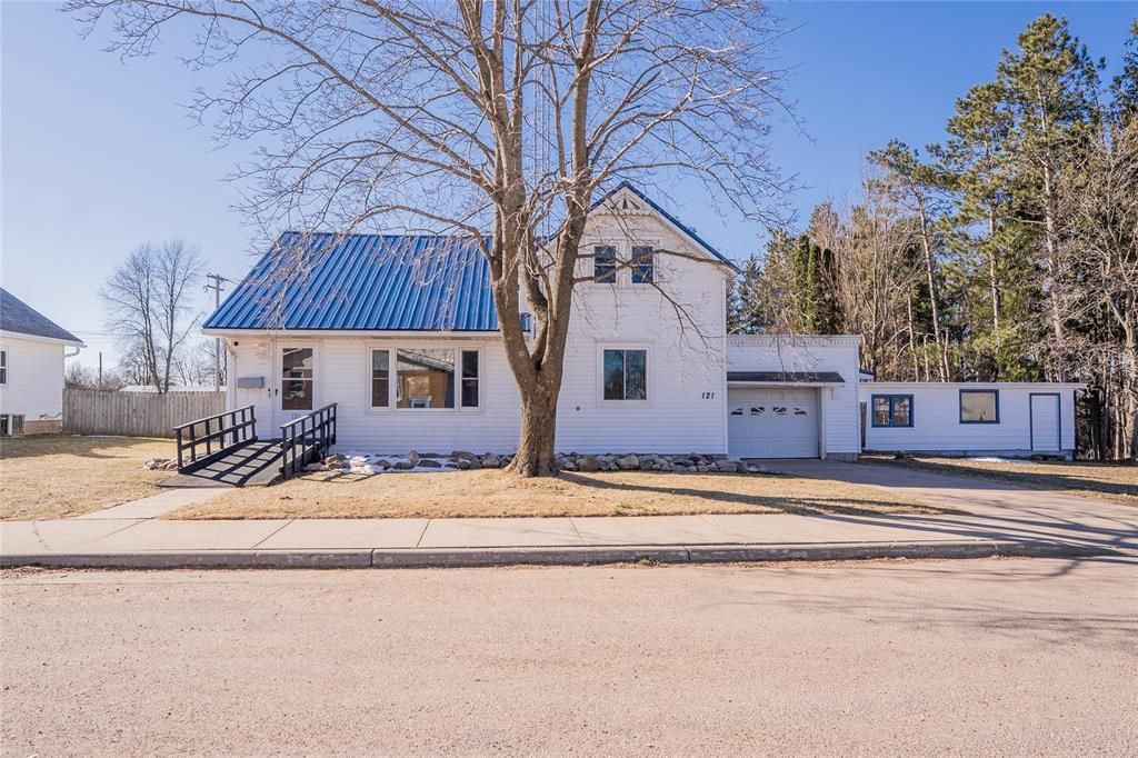 121 W Oak Street, Stanley, WI 54768
