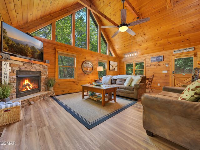 635 Black Bear Falls Way, Gatlinburg, TN 37738