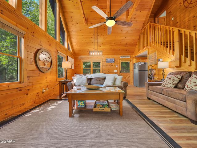 635 Black Bear Falls Way, Gatlinburg, TN 37738
