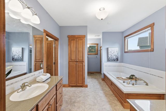 6918 E Summerside Ct, Bel Aire, KS 67226