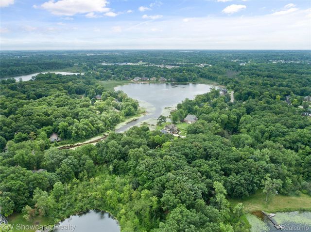 3510 Sutton Lane, Commerce Charter Township, MI 48390