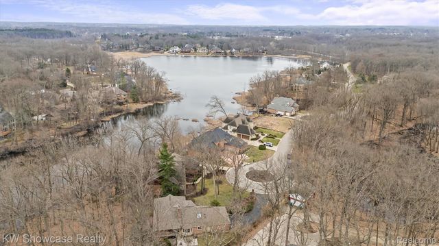 3510 Sutton Lane, Commerce Charter Township, MI 48390