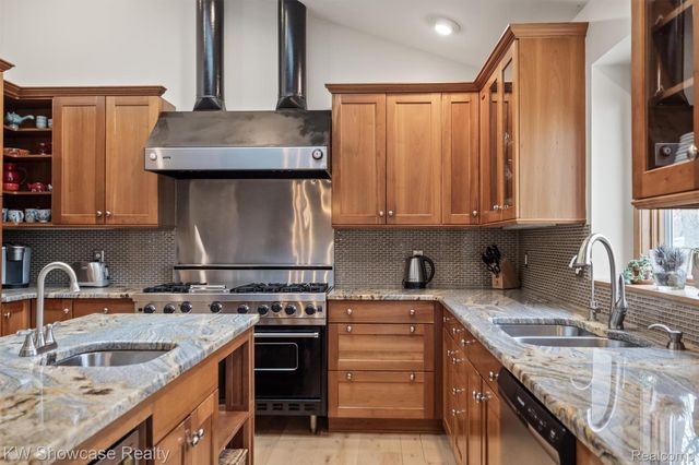 3510 Sutton Lane, Commerce Charter Township, MI 48390