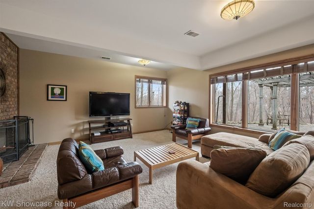 3510 Sutton Lane, Commerce Charter Township, MI 48390