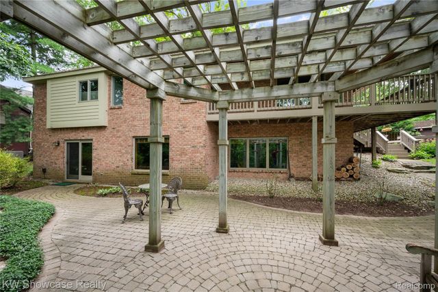 3510 Sutton Lane, Commerce Charter Township, MI 48390