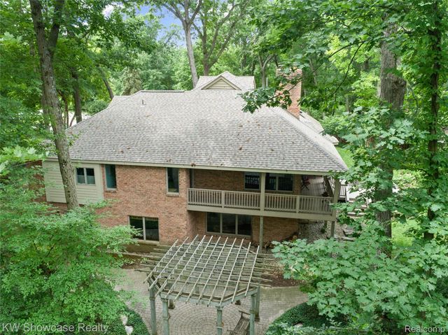 3510 Sutton Lane, Commerce Charter Township, MI 48390