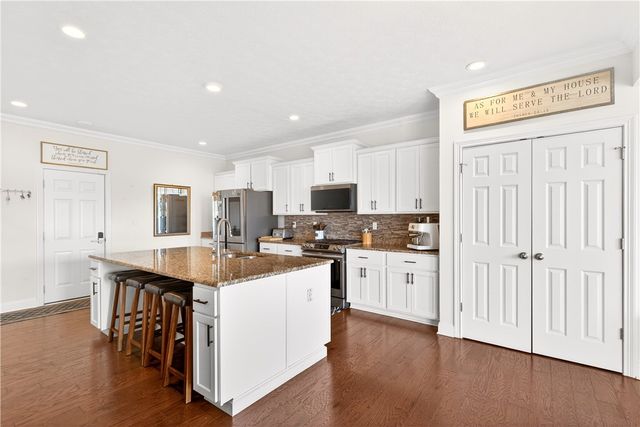 1055 Livorno Dr, Collier Twp, PA 15071
