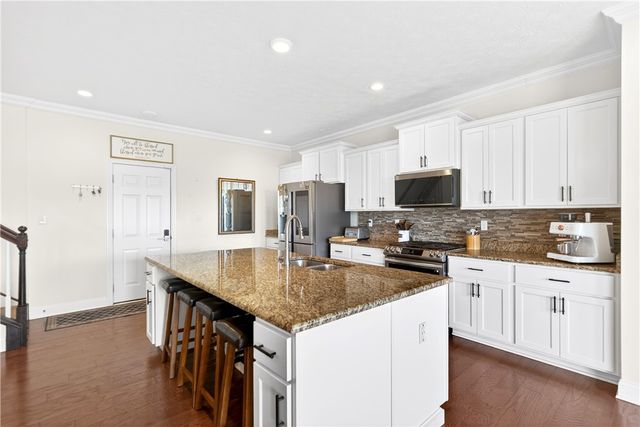 1055 Livorno Dr, Collier Twp, PA 15071
