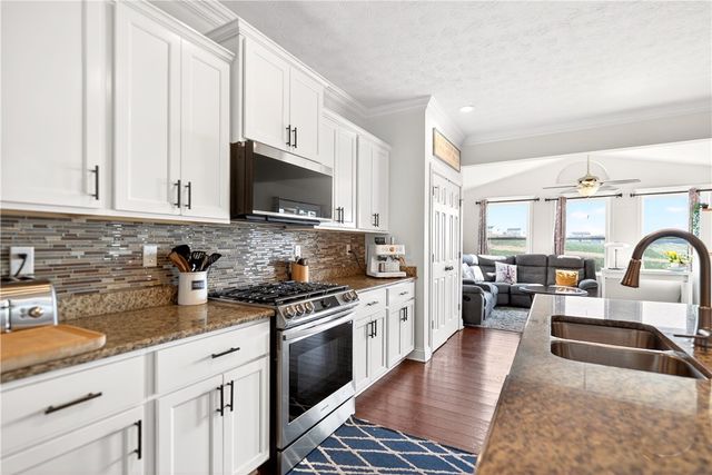1055 Livorno Dr, Collier Twp, PA 15071