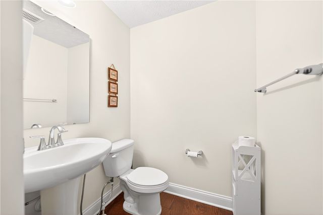 1055 Livorno Dr, Collier Twp, PA 15071