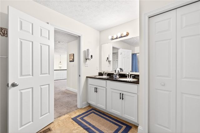 1055 Livorno Dr, Collier Twp, PA 15071