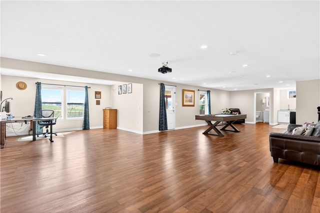 1055 Livorno Dr, Collier Twp, PA 15071