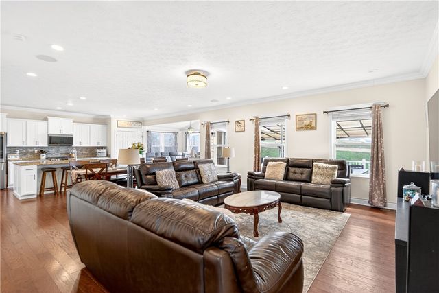 1055 Livorno Dr, Collier Twp, PA 15071