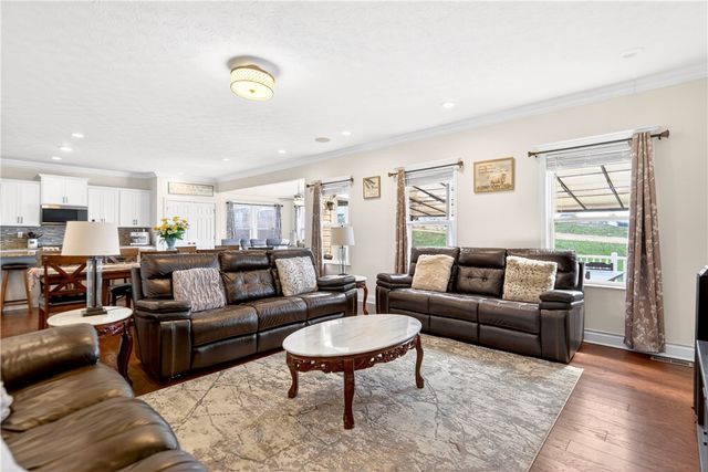 1055 Livorno Dr, Collier Twp, PA 15071