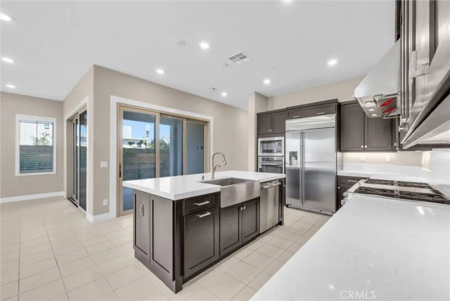 128 Character, Irvine, CA 92618