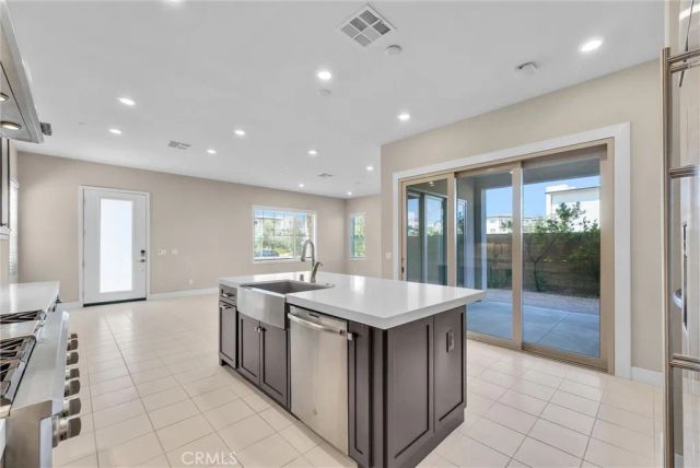 128 Character, Irvine, CA 92618