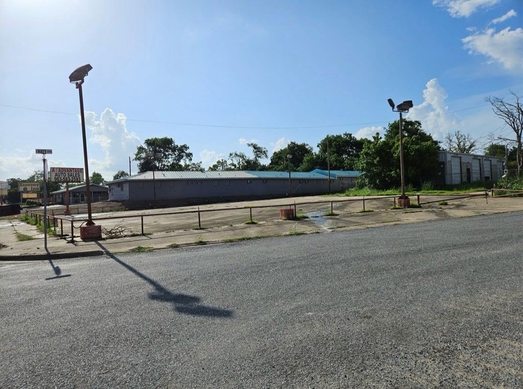 717 E Sam Rayburn Drive, Bonham, TX 75418