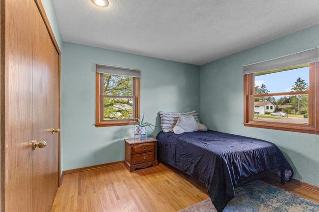 2162 Maple Lane E, Maplewood, MN 55109