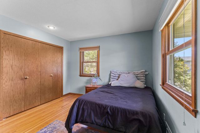 2162 Maple Lane E, Maplewood, MN 55109