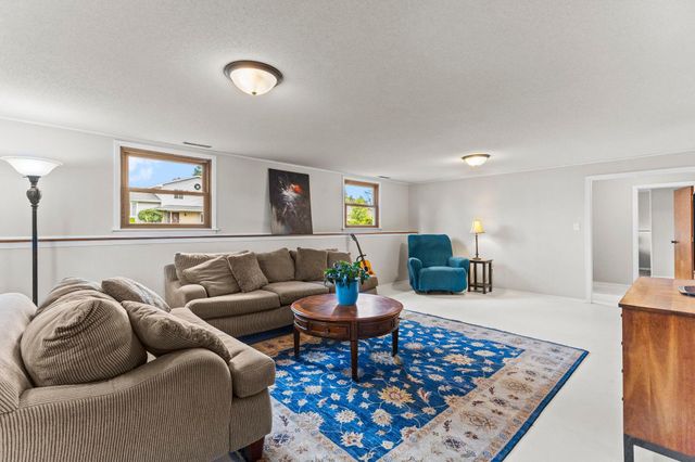 2162 Maple Lane E, Maplewood, MN 55109