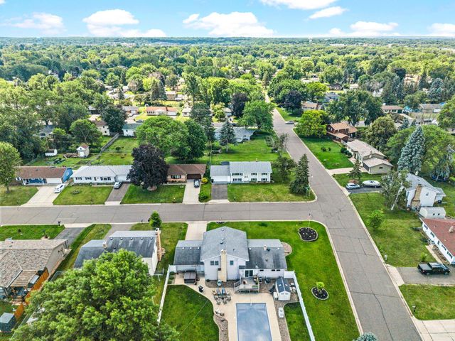 2162 Maple Lane E, Maplewood, MN 55109