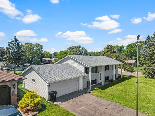 2162 Maple Lane E, Maplewood, MN 55109