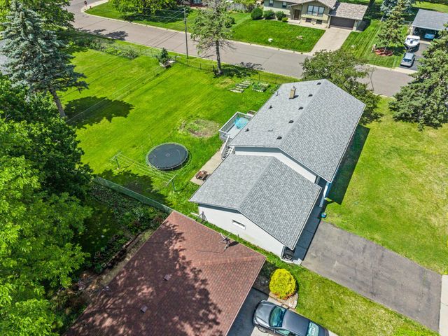 2162 Maple Lane E, Maplewood, MN 55109