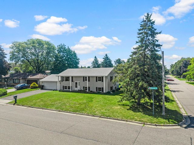2162 Maple Lane E, Maplewood, MN 55109