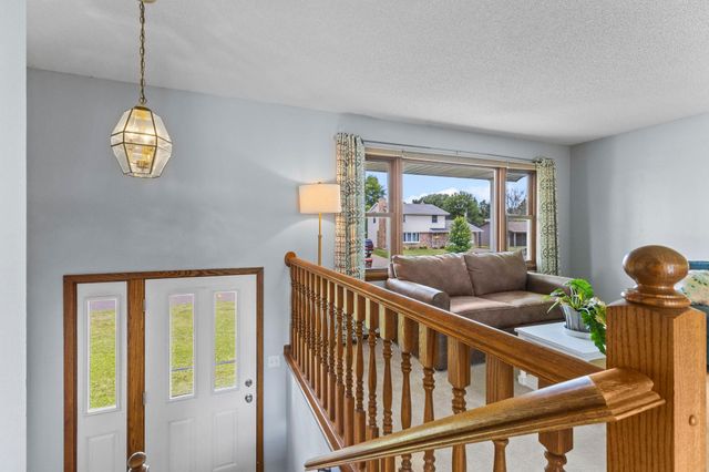 2162 Maple Lane E, Maplewood, MN 55109
