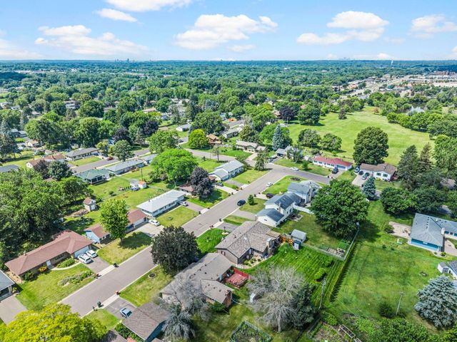 2162 Maple Lane E, Maplewood, MN 55109