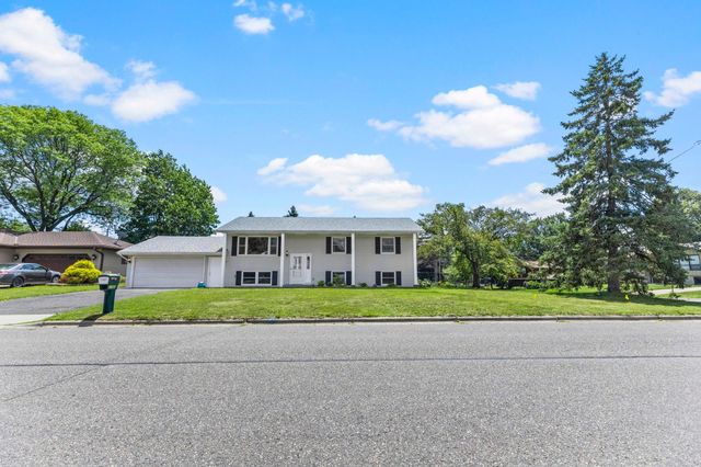 2162 Maple Lane E, Maplewood, MN 55109