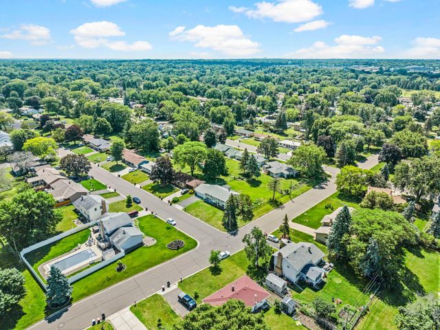 2162 Maple Lane E, Maplewood, MN 55109