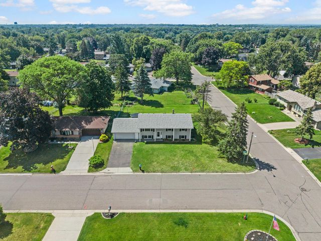 2162 Maple Lane E, Maplewood, MN 55109