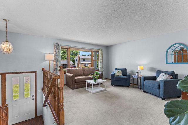 2162 Maple Lane E, Maplewood, MN 55109