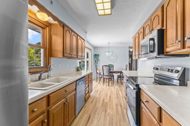 2162 Maple Lane E, Maplewood, MN 55109