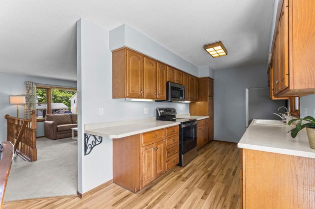2162 Maple Lane E, Maplewood, MN 55109